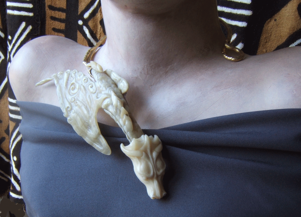 torque dragon,en os et corne sculptés sur monture laiton