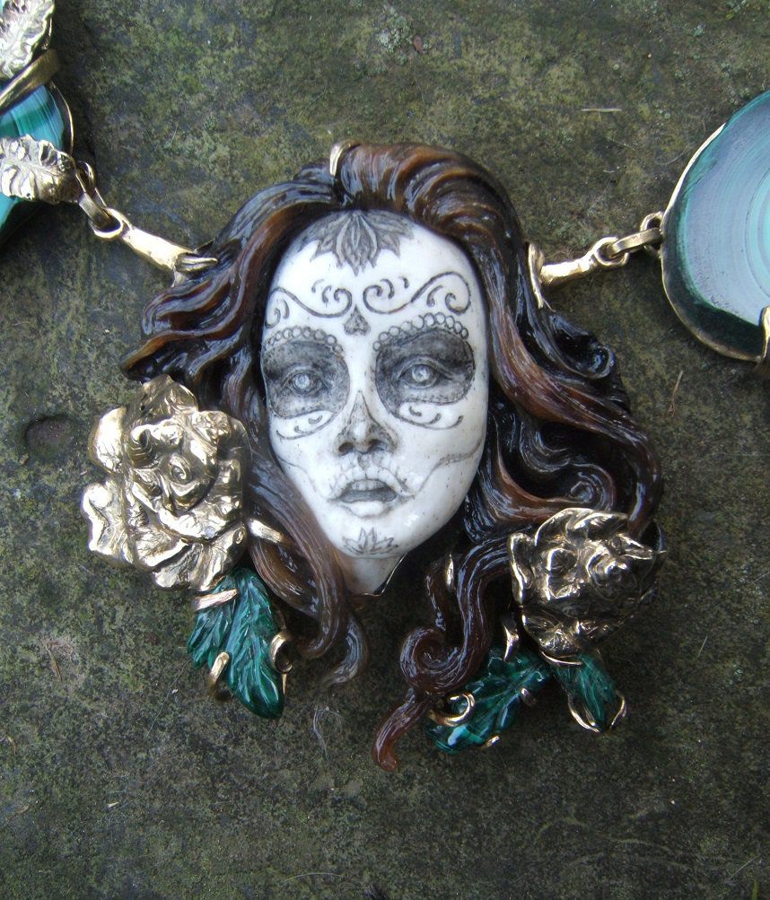 Collier 'Catarina' visage en os sculpté,cheveux en corne,sur monture laiton plaqué or ornée de malachite
commande particulière,pièce unique