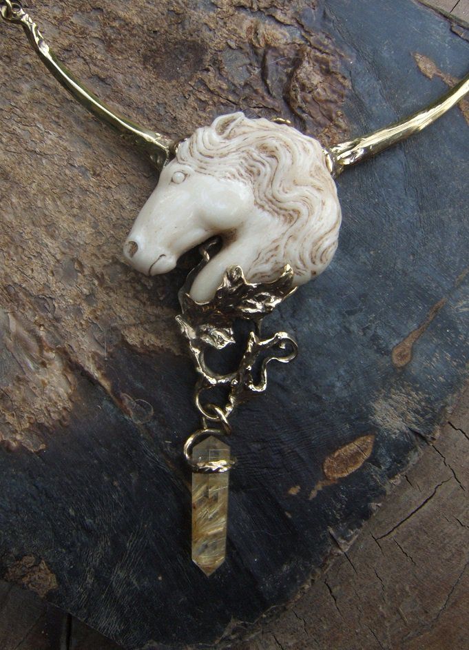 Collier tête de cheval en os sculpté sur monture en laiton plaqué or,pendeloque cristal de roche avec rutile