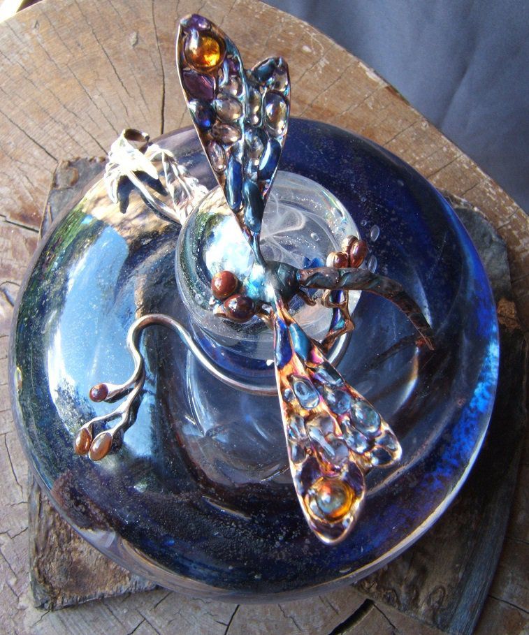 Libellule sur bouchon de flacon,style Art Nouveau,verre travaillé au chalumeau sur monture en laiton plaqué argent patiné