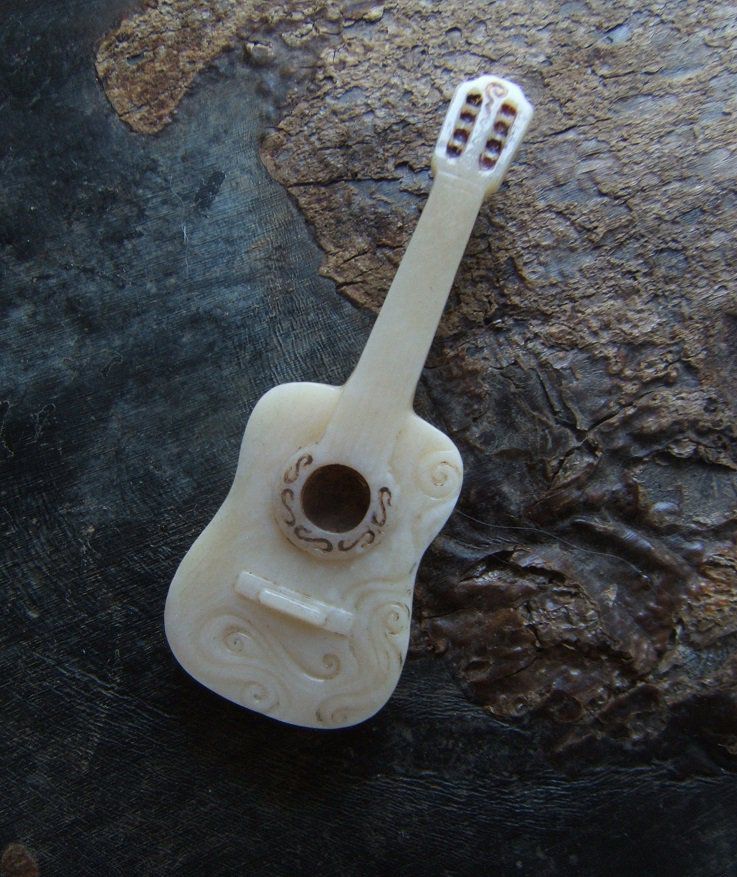guitare en os sculpté