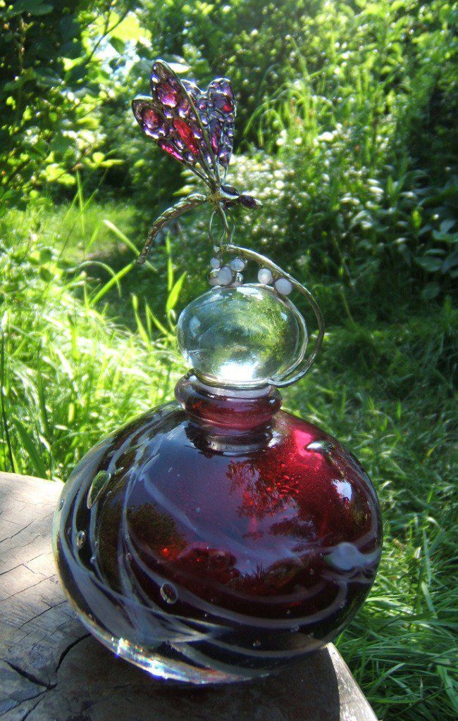 Flacon 'Libellule violette',décor style Art Nouveau,verre au chalumeau sur monture laiton plaqué or 18 carats