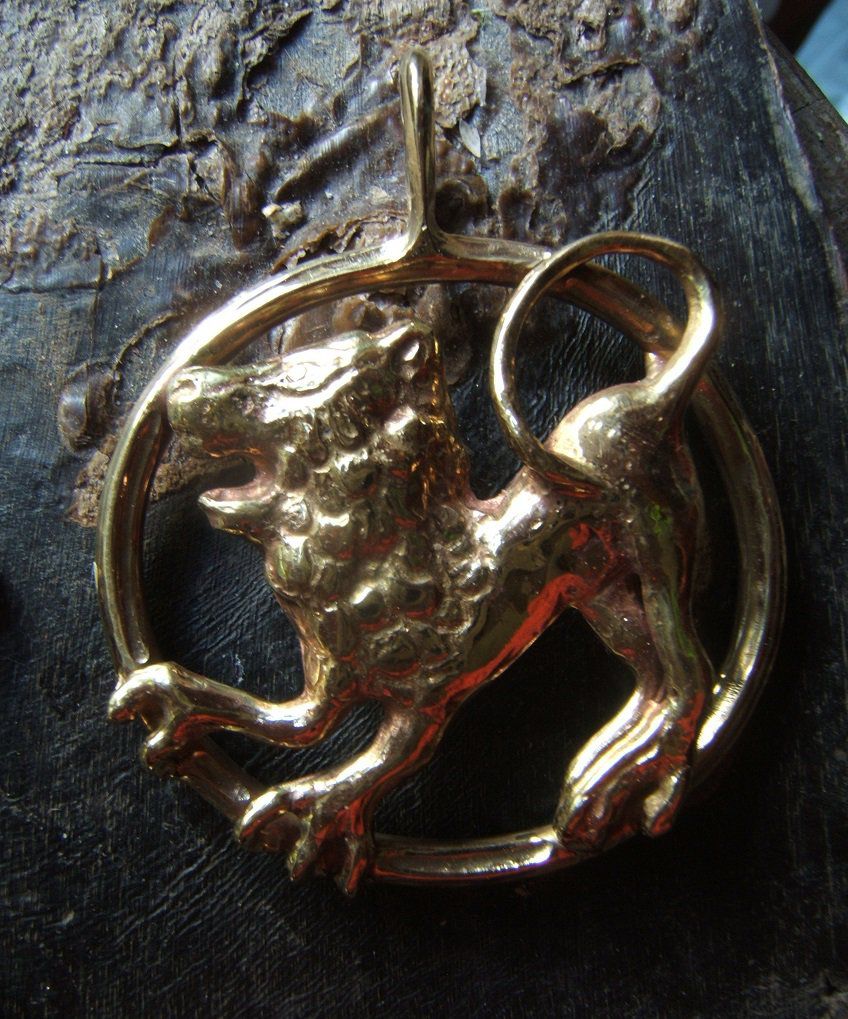 pendentif 'lion' d'après une monnaie gauloise,laiton brut patiné façon bronze