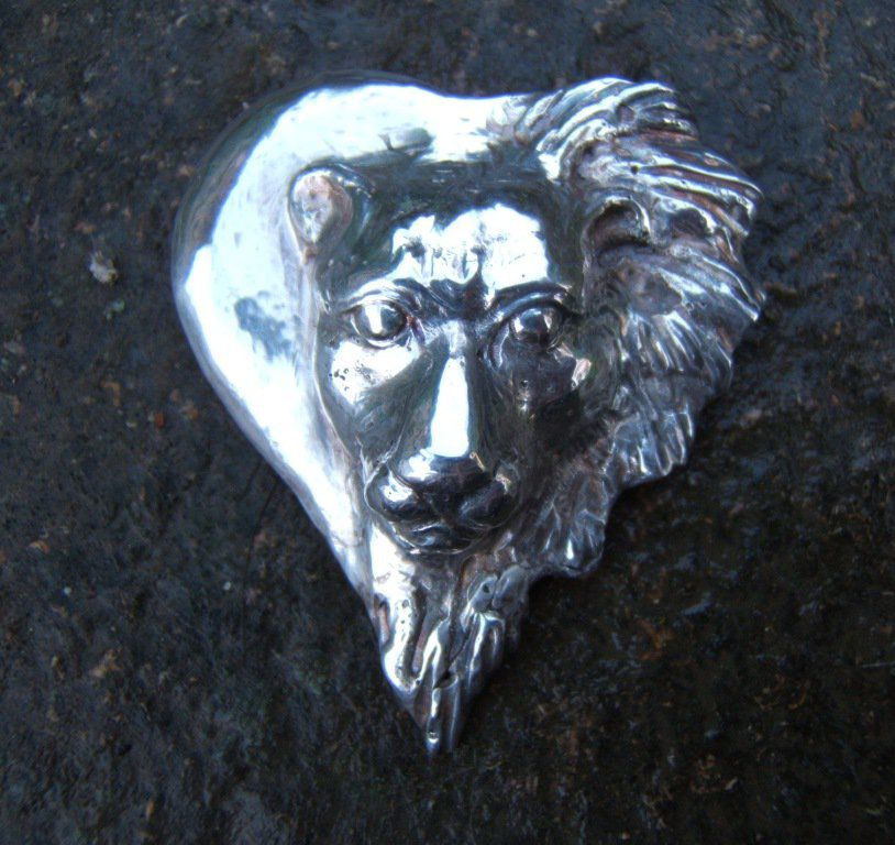 Pendentif 'coeur de lions' ,motif lion/lionne mêlés en laiton plaqué argent fin
