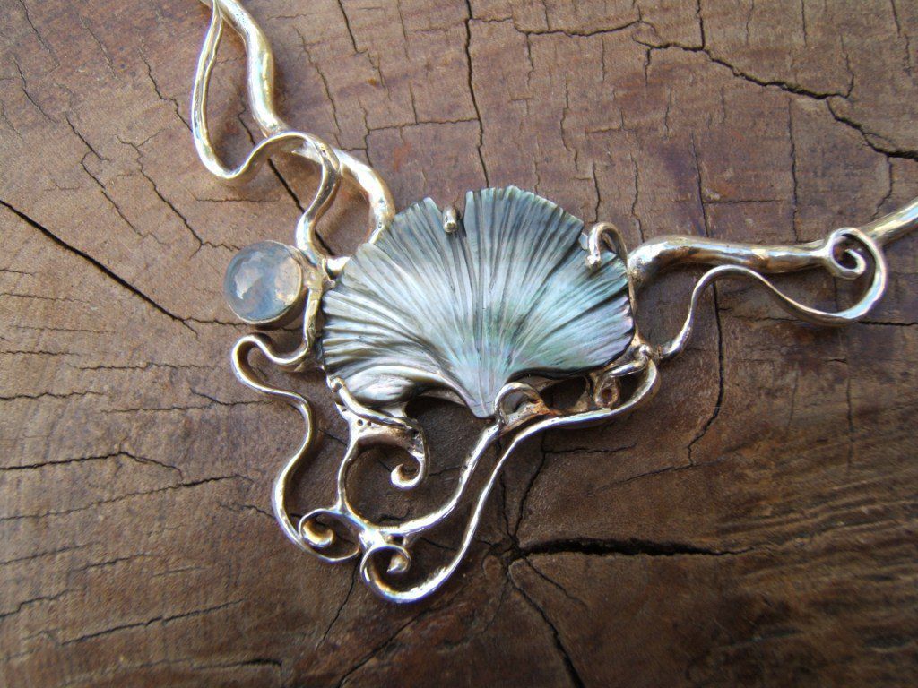 Collier style Art Nouveau 'ginkgo',nacre noire sculptée,verre sur monture laiton plaqué argent patiné