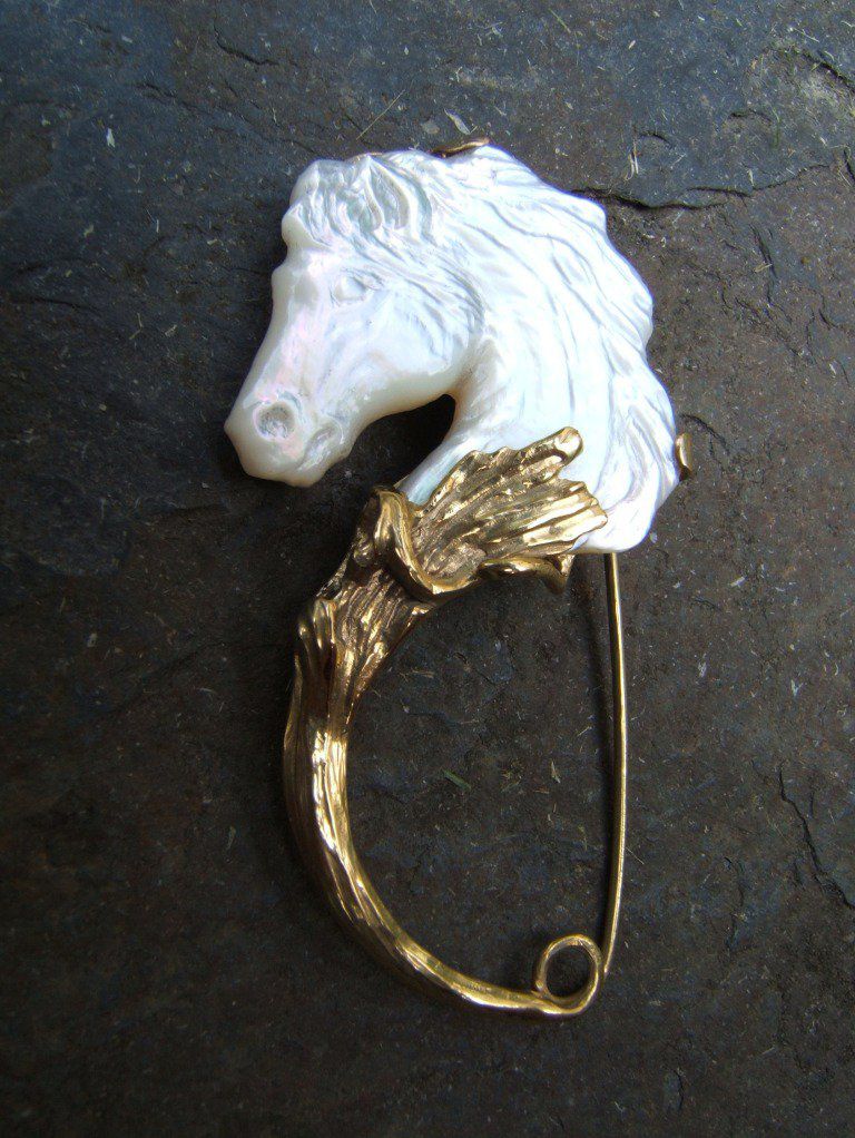 Fibule 'tête de cheval' en nacre blanche sculptée,sur monture en laiton plaqué or 18 carats : accessoire de robe de mariée pour cavalière