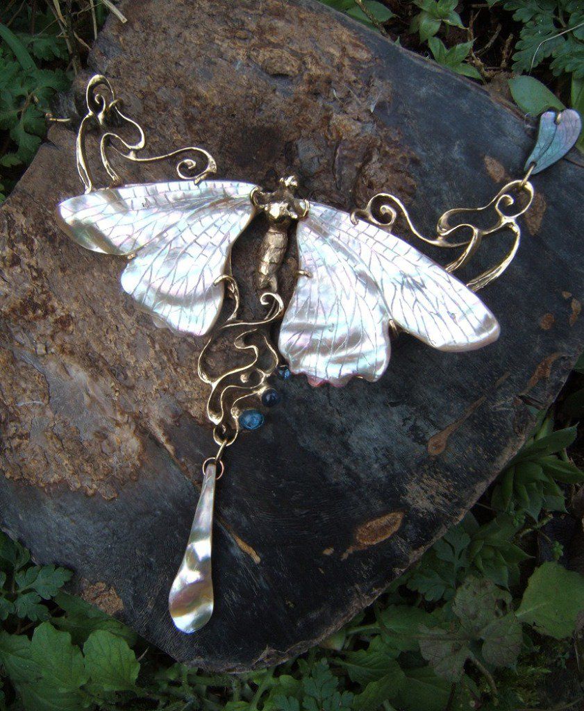 Grand collier Papillon Art Nouveau ,ailes en nacre d'ormeau sur monture laiton plaqué or 18 carats