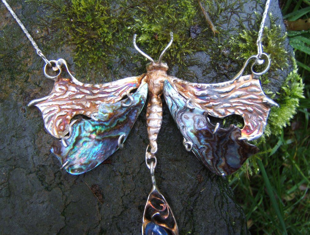Collier papillon,ailes en nacre ormeau bleu sur monture laiton plaqué argent fin patiné