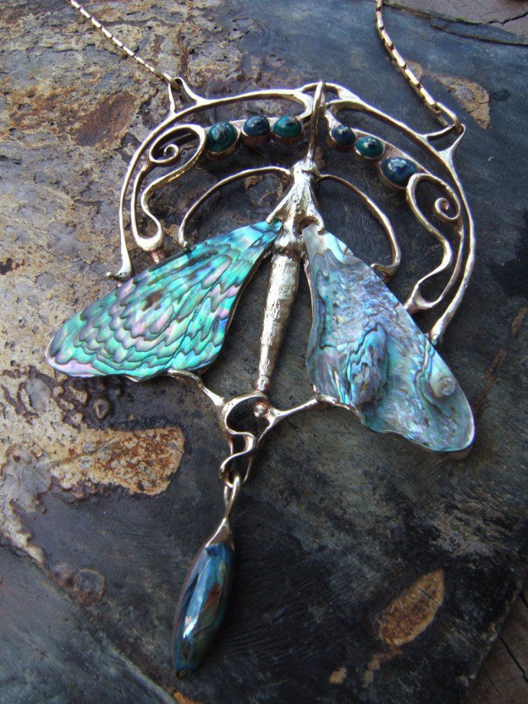 Grand pendentif de style Art Nouveau,papillon aux ailes de nacre,verre,sur monture laiton plaqué argent fin patiné