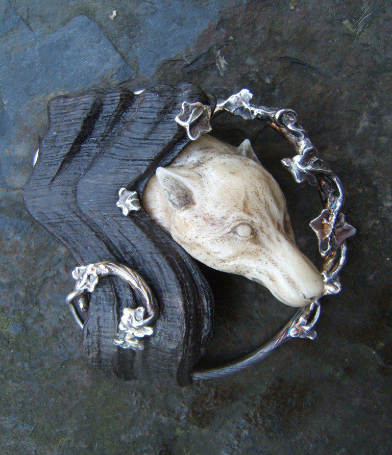 Pendentif tête de loup en os sculpté,corne de buffle,sur monture laiton plaqué argent