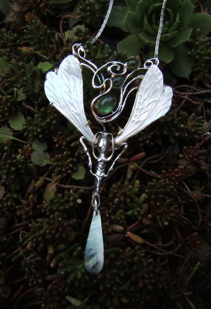 Pendentif style Art Nouveau,'sauterelle',nacre blanche,verre,sur monture laiton plaqué argent fin patiné