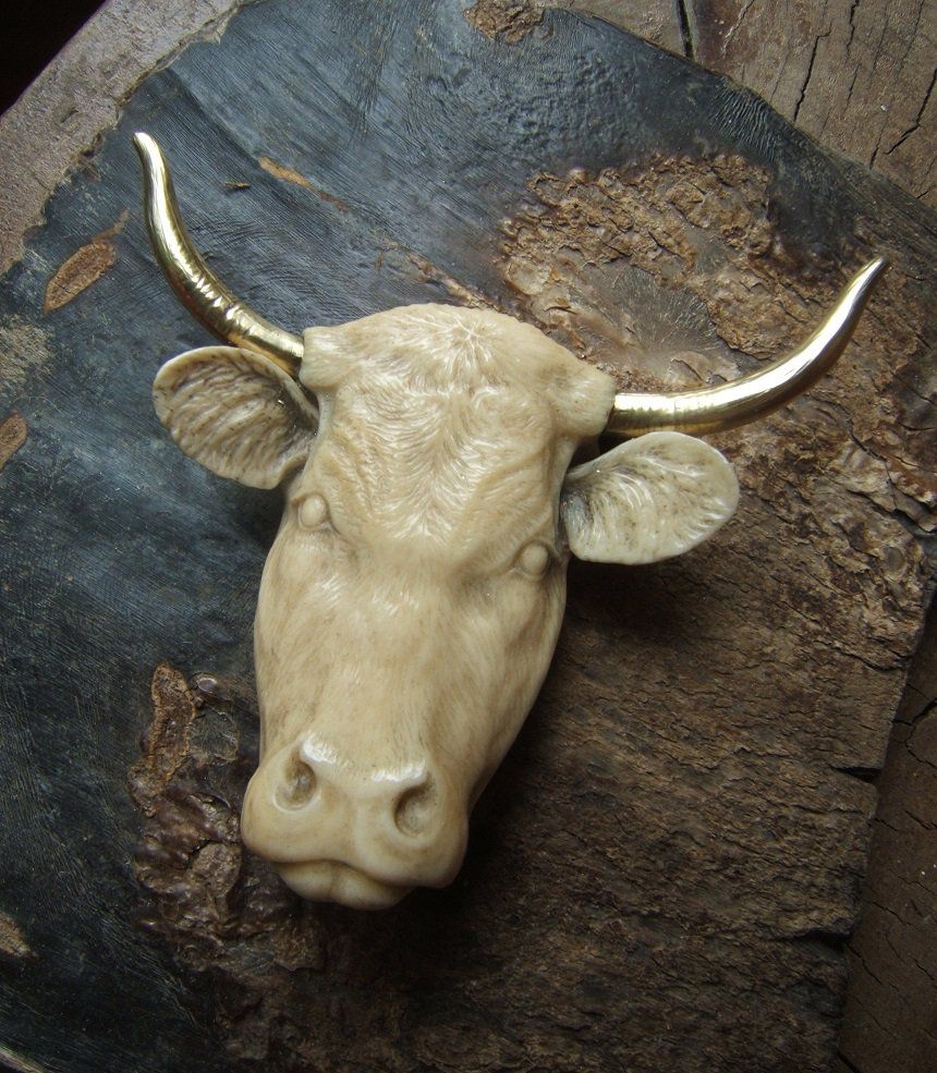 Tête de vache en os sculpté,cornes en laiton