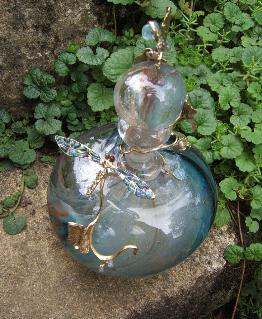 Flacon 'libellule et ginkgo'
décor Art Nouveau,verre au chalumeau,monture en laiton plaqué or 18 carats