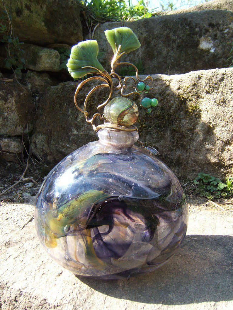 Flacon : bouchon 'feuilles de ginkgo' en jade sculpté,verre au chalumeau ,sur monture en laiton patiné façon bronze