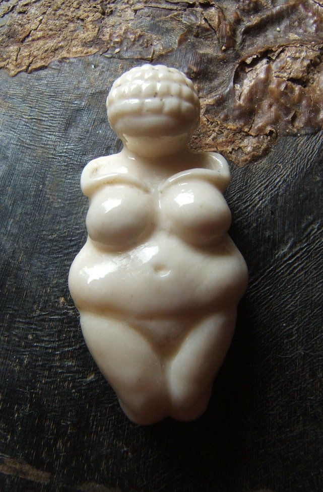 D'après les figurines des vénus préhistoriques,pendentif en os sculpté..