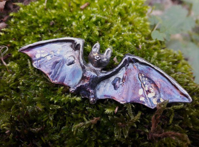 broche chauve-souris bleu nuit