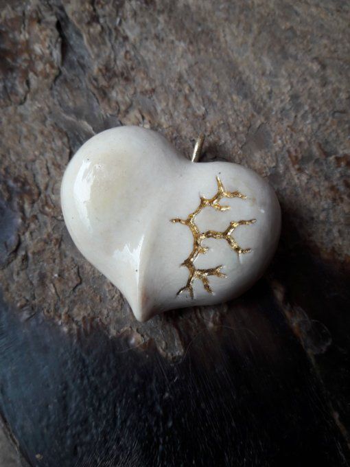 Pendentif coeur en os sculpté