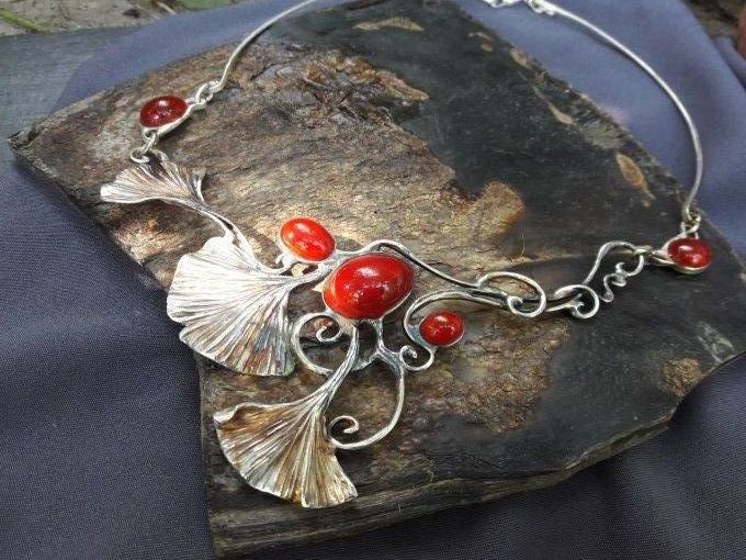 collier Art Nouveau feuillage de ginkgo et verre rouge